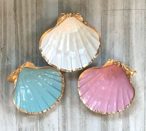 Upcycling, Scallop Shell Craft, Seashell Art Diy, Unique Easter Gifts, Shell Trinket Dish, Shell Ring Dish, Oyster Shell Crafts, Art Coquillage, Wedding Ring Dish