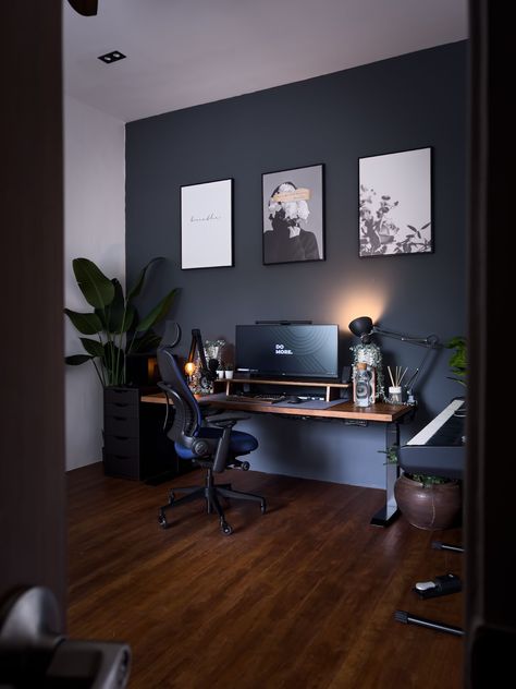 Unbelievable IKEA Office Desk Setup that has been trending on Reddit. - Minimal Desk Setups Desk Layout, Standing Desk Setup, Masculine Home Offices, Minimal Desk Setup, Ikea Office Desk, Masculine Home Office, Reka Bentuk Dalaman, Minimal Desk, Ikea Office