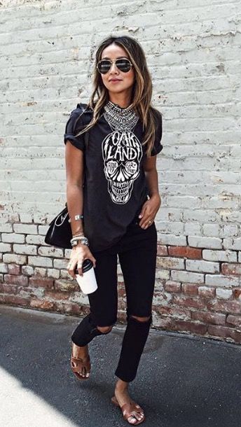 Tshirt and statement necklace Ripped Jeans Ideas, Styling Tees, Woman In Black, Sincerely Jules, Edgy Chic, Look Boho, Mode Casual, Rock Chic, Trendy Summer Outfits