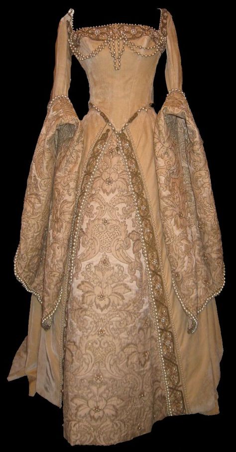 Tudor Costume | Historical dresses, Vintage gowns, Renaissance dresses Medieval Clothing, Medieval Dress, Drawing Hair, Moda Medieval, Istoria Modei, Gaun Abad Pertengahan, Tudor Costumes, Old Dresses, Period Outfit