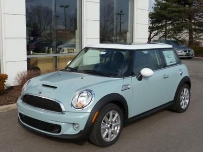 Ice blue mini cooper..Love it so much Starter Cars For Teens, Starter Cars, Cute Small Cars, Vw Beetle Custom, Blue Mini Cooper, Mini Coper, Blue Car Accessories, Cars Accessories, Mini Copper