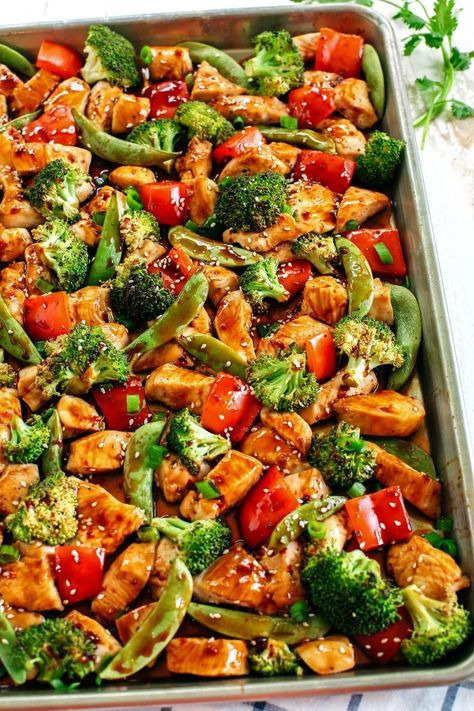 This Sheet Pan Sesame Chicken and Veggies makes the perfect weeknight dinner that’s healthy, delicious and easily made all on one pan in under 30 minutes!  Perfect recipe for your Sunday meal prep too! Sesame Chicken And Veggies, Sheet Pan Sesame Chicken, Resep Vegan, Chicken And Veggies, Resep Salad, Sheet Pan Dinners Recipes, Low Carb Low Fat Recipes, Sunday Meal Prep, Sesame Chicken