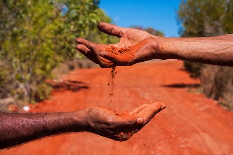 Red clay dirt leaves behind difficult stains on fabrics and upholstery, but you can get rid of then with the right cleansers. Didgeridoo, Indigenous History, Homemade Toilet Cleaner, Clean Baking Pans, Cleaning Painted Walls, Dirt Stains, Red Dirt, Glass Cooktop, Toilet Cleaner