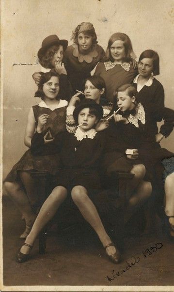 Estonian girls imitating the heroes of the once-popular movie "The Roaring Twenties." Public Enemies, Fotografi Vintage, Photo Vintage, Foto Vintage, Roaring Twenties, Foto Inspiration, 인물 사진, Girl Gang, Pics Art