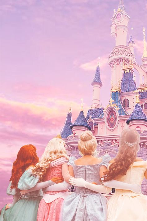 Disney Princesses looking up at the beautiful castle in Disneyland Paris. Aurora, Ariel, Cinderella and Belle in a beautiful pastel Disney aesthetic. Disney Princess heaven. #disney #disneyprincess #disneylandparis #disneycastle #pasteldisney #pastel Disneyland Princess Pictures, Disney World Fotos, Disney Kızları, Disneyland Aesthetic, Lindo Disney, Dunia Disney, Disneyland Characters, Lovely Pic, Foto Disney