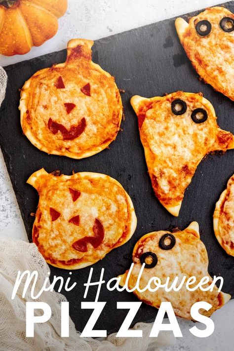 Kids will love these mini Halloween pizzas—especially if they get to put on the toppings themselves! These pizzas are perfect for a Halloween party or pre-trick or treat dinner. Halloween Pizza Recipes, Halloween Sleepover, Halloween Pizza, Recetas Halloween, Spooky Snacks, Halloween Fest, Halloween Movie Night, Halloween Food Treats, Easy Halloween Food