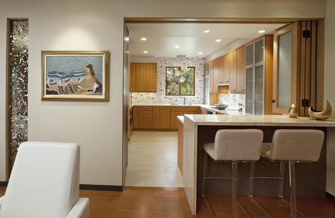 4 Ideas on Creating a Semi-Open Kitchen Closed Kitchen, Semi Open Kitchen Design, Semi Open Kitchen, Breakfast Bar Table, Kitchen Recessed Lighting, Modern Kitchen Open, Contemporary Loft, Concept Kitchen, Kitchen Floor Plans