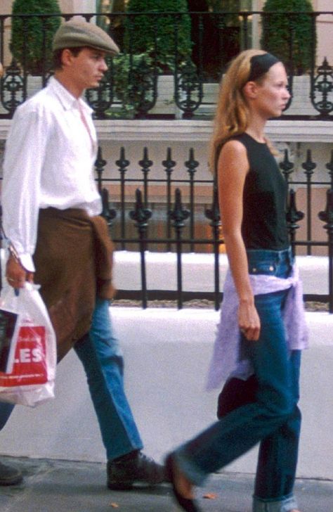 Kate Moss + Johnny Depp c. 1995 Kate Moss 80s Style, Kate Moss Runway Looks, Ivy Prep Style, Kate Moss And Johnny Depp Photoshoot, 90s Jcrew Aesthetic, 90 Chic Outfit, Relaxed 90s Style, 90s Kate Moss Style, Kate Moss 2000s Style