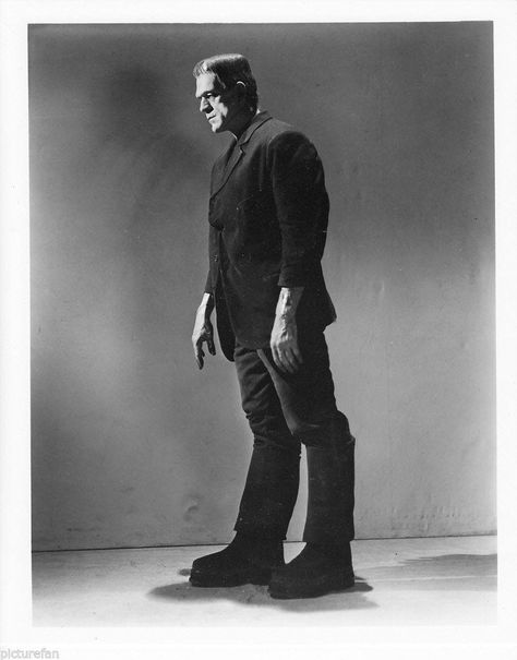 Those incredible Monster boots (they were asphalt spreaders' boots) ! "Frankenstein" (1931). Boris Karloff Frankenstein, Frankenstein 1931, Horror Classics, Classic Monster Movies, Frankenstein Art, Monster Movies, Frankenstein Monster, Horror Photos, Old Cinema