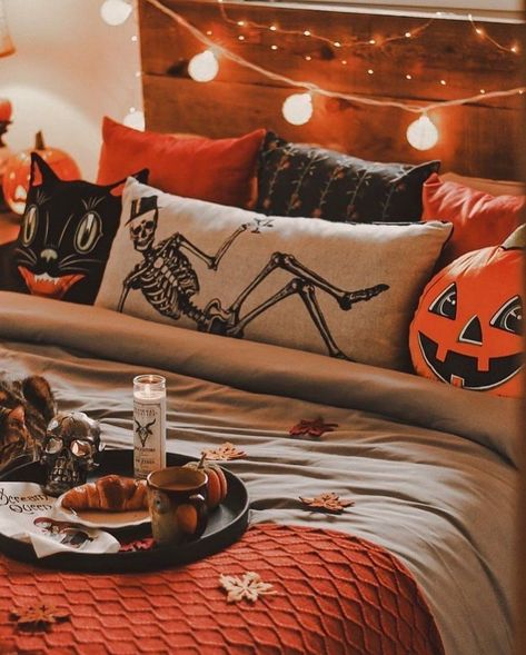 Halloween Decorations Bedroom, Veselý Halloween, Halloween Bedroom Decor, Fall Room Decor, Fall Bedroom Decor, Halloween Bedroom, Halloween Room Decor, Fall Bedroom, Halloween Tattoo