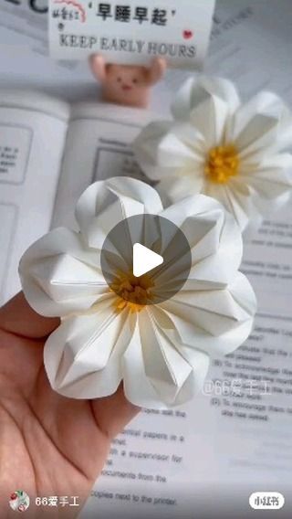 Folded Paper Flowers, Paper Origami Flowers, Easy Origami Flower, Make Paper Beads, Paper Flowers Diy Easy, Creative Origami, Paper Folding Crafts, Paper Flower Wreaths, Flowers Crafts