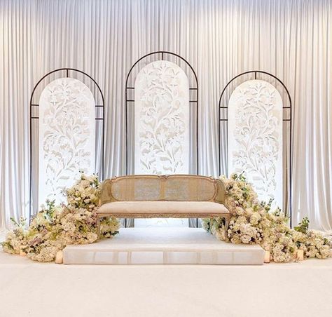 Pelamin Nikah Rumah Simple, Malay Wedding Pelamin Simple, Pelamin Minimalist, Stage Design Wedding, Pelamin Simple, Floral Backdrop Wedding, Pelamin Nikah, Engagement Party Decorations Diy, Nikah Decor