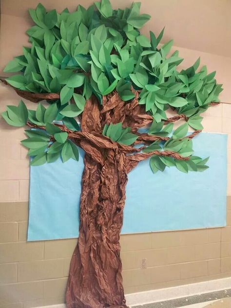 Tree I made out of construction paper and brown bulletin paper. Its very tall. It came out beautiful. Paper Tree Classroom, Forest Classroom, Classroom Tree, Jungle Theme Classroom, Green Tablecloth, Fake Trees, School Displays, Deco Nature, Diy Tree