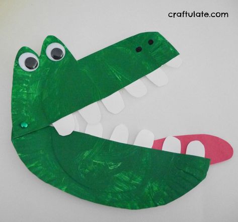 Paper Plate Alligator - a snappy fun craft project for kids Paper Plate Alligator Craft, Crocodile Paper Plate Craft, Amphibians Activities, Reptile Crafts, Alligator Crafts, Crocodile Craft, Safari Crafts, Jungle Crafts, Zoo Crafts