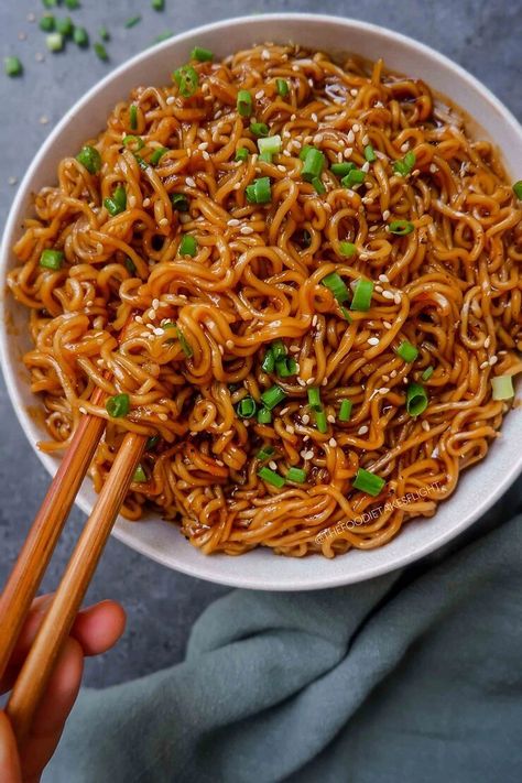 Saucy Ramen, Resep Vegan, Vegan Asian Recipes, Cibo Asiatico, Berbuka Puasa, Measuring Ingredients, Ramen Noodle Recipes, Makanan Diet, Cook Smarts