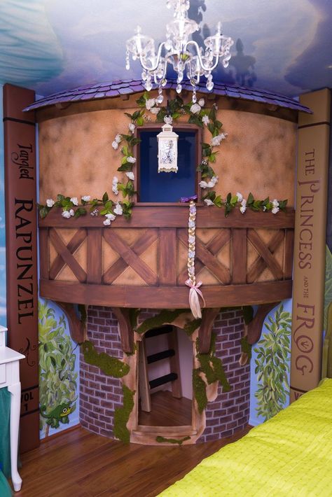 Rapunzel girl's bedroom playhouse with mural Disney Tangled theme. Tangled Bedroom, Rapunzel Room, Disney Playroom, Disney Kids Rooms, Disney Themed Bedrooms, Ideas Decorar Habitacion, Disney Princess Bedroom, Disney Themed Rooms, Princess Bedrooms