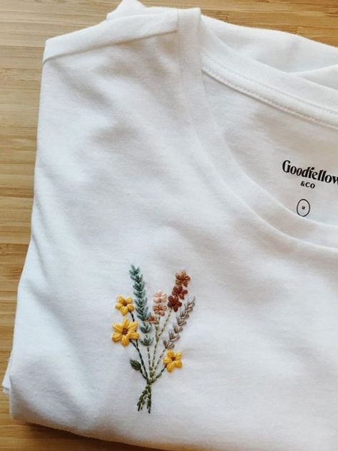 How to embroider t-shirts with flowers - Hand Embroidery Embroidery Flowers On Shirts, Geometric Design Embroidery, Simple T Shirt Embroidery, Crewneck Embroidery Diy, Hand Embroidery Patterns Sweatshirt, Red Sweatshirt Embroidery Ideas, Cute Clothes To Make, Small Embroidery Butterfly, Flower Embroidery Tshirt