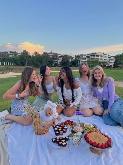 Cute Girls Picnic Ideas, Picnic Outfit Birthday, Picnic Birthday Outfit Ideas, Picnic Girls Party, Birthday Picnic Outfit Ideas, Picnic Birthday Party Aesthetic Outfit, Picnic Friends Ideas, Picnic Photoshoot Friends Photo Ideas, Picnic Birthday Party Outfit