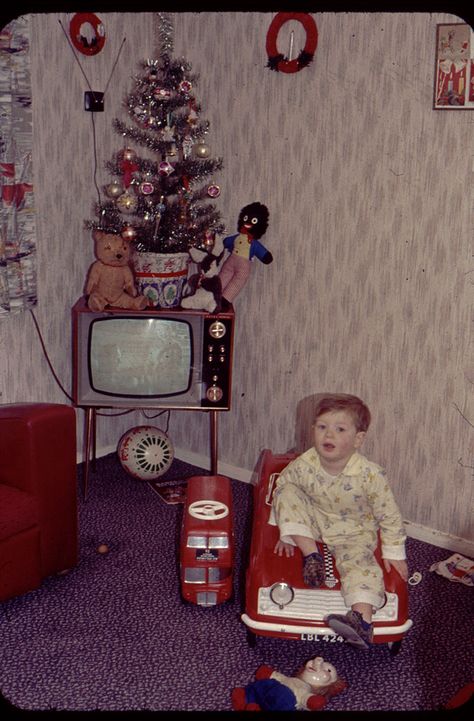 50 Photos Of Christmas Home Decor In The 1950s And 1960s Show How Much Things Have Changed 80s Christmas Photos, 80s Christmas Aesthetic, Old Christmas Photos, 80s Christmas, Christmas Pictures Vintage, Vintage Christmas Photos, 1950s Christmas, Vintage Christmas Images, Mid Century Christmas