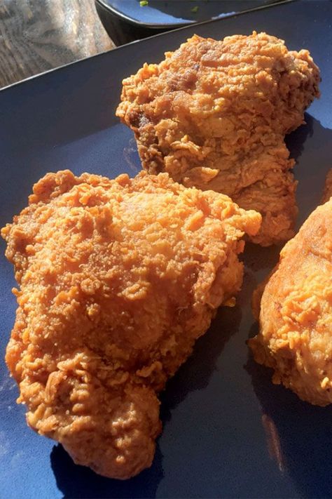 Looking for dinner ideas? Try cooking this crispy fried chicken. Use buttermilk and chicken to cook this easy fried chicken for an easy dinner. Essen, Fried Chicken Aesthetic, Food Fried Chicken, Friend Chicken, Kfc Fried Chicken, Best Fried Chicken Recipe, Fried Chicken Breast Recipe, Cooking Fried Chicken, Easy Fried Chicken