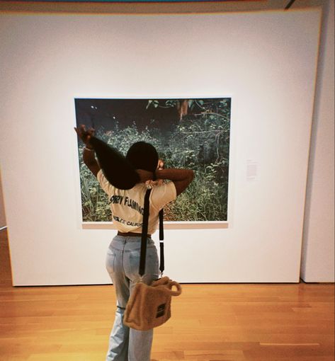 Museum Outfit Baddie, Museum Ig Pics, Art Museum Aesthetic Outfit Black Women, Museum Pictures Black Women, Meusum Girl Aesthetic, Museum Aesthetic Black Women, Art Museum Outfit Black Women, Art Museum Outfit Aesthetic, Art Gallery Outfit Black Women