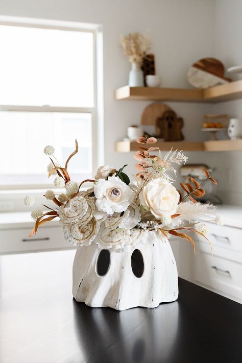 Dollar Tree Halloween Decor Bathroom, Diy Decor Modern, Bethany Lowe Ghost Bucket, Neutral Halloween Decor Outdoor, Diy Ghost Planter, Cute Halloween Themes, Clean Halloween Decor, Halloween Decor Black And White, White Pumpkin Halloween Decor