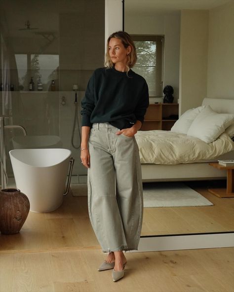 How to Wear Barrel-Leg Jeans: 9 Ways Everyone is Styling Them | Who What Wear Womens Chic Fashion, Cropped White Shirt Outfit, Jeans White Shirt Outfit, Rainy Day Office Outfit, Linen Joggers Outfit, Everlane Outfit, Tan Boots Outfit, Comfortable Chic Outfits, White Jeans Outfit Summer