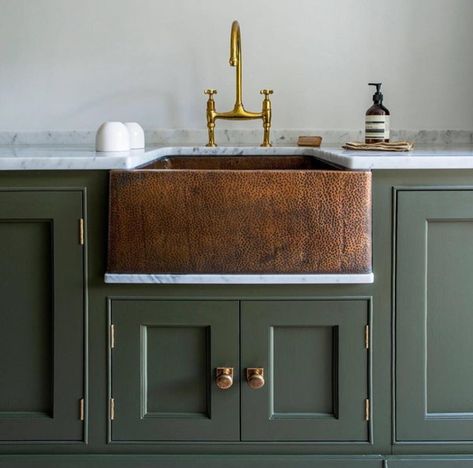 Green kitchen & copper butler sink Rust Kitchen, Eclectic Kitchen Design, Green Sink, Kitchen Copper, Dark Green Kitchen, Copper Farmhouse Sinks, Classic Cabinet, Copper Kitchen Sink, Green Kitchen Cabinets