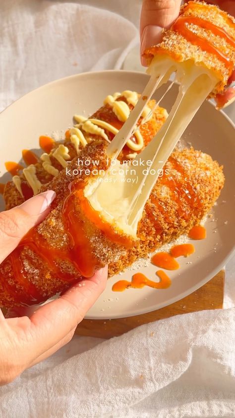 misojenkitchen on Instagram: korean corn dog hack~ i don’t like working with batters or yeast because it’s messy and time consuming so i came up with this! it tastes… Korean Cuisine, Korean Corn Dog, Korean Corn, Korean Street Food Recipes, Corn Dog, Tasty Recipes Videos, Quick Recipes Snacks, Yummy Comfort Food, Delicious Snacks Recipes