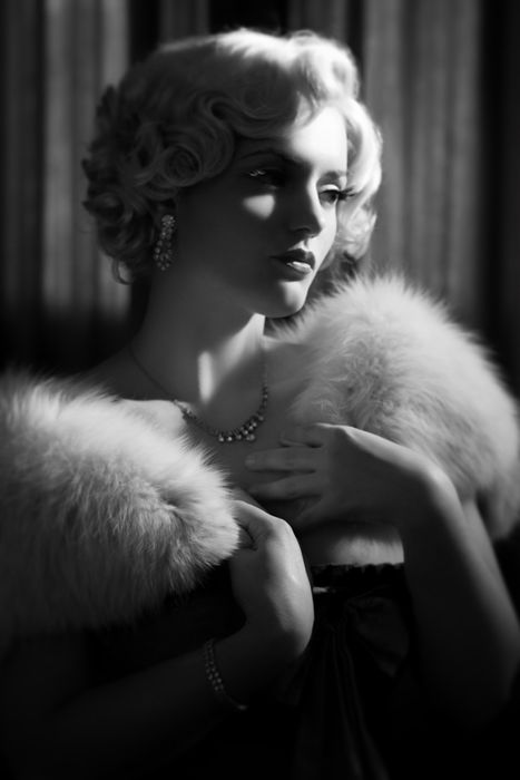 I love black and white style                                                                                                                                                                                 More Old Hollywood Glamour Pictures, Vintage Glam, 1900s Photos, Vintage Hollywood Glamour, Foto Portrait, 사진 촬영 포즈, Stil Vintage, Glamour Photography, Foto Vintage