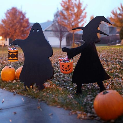 This could be cute, trace the kids and place in the yard. If it were only that easy!! Halloween yard wood decorations Casa Halloween, Halloween Outside, Fröhliches Halloween, Easy Halloween Decorations, Halloween Yard Decorations, Theme Halloween, Halloween Yard, Fete Halloween, Halloween Deco