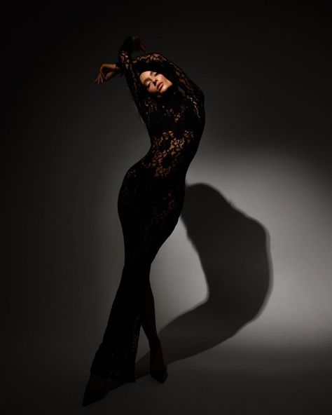 Lace Dress Photoshoot Ideas, Modelling Poses Photo Shoots, Model Creative Photography, Poses With Black Dress, Posing Woman Photography, Black Lace Dress Photoshoot, Dark Sultry Photoshoot, Poses For Runway Model, 90s Model Photoshoot