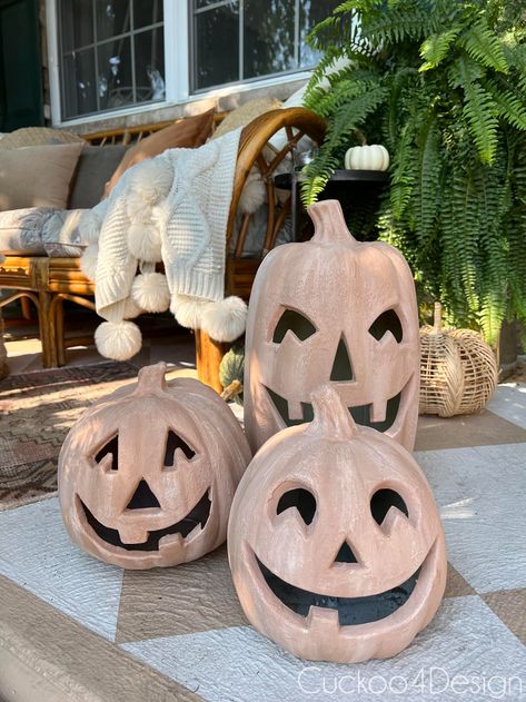 Fimo, Upcycling, Fall Simple Decor Ideas, Faux Pumpkin Painting Ideas, Painted Plastic Jack O Lantern, China Cabinet Fall Decor Ideas, Baking Soda Pumpkins, Painted Halloween Pumpkins Ideas, Halloween Jar Filler Ideas