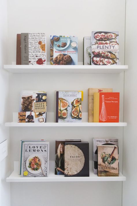 Cookbook Display, Cookbook Storage, Kitchen Bookshelf, Food Storage Shelves, Cookbook Shelf, Beautiful Pantry, Shelves Display, Pantry Wall, Kitchen Organization Pantry