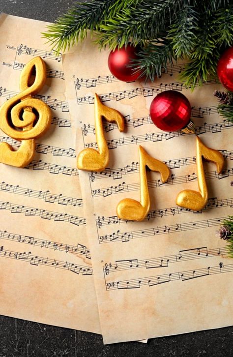 If you're going Christmas caroling, it's important to have the best music. Here area  list of Christmas caroling songs that everyone will love. Natal, Christmas Caroling Songs, Christmas Caroling Ideas, Christmas Music Aesthetic, Christmas Movie Characters, Christmas Caroling, Xmas Music, Church Anniversary, Music Christmas