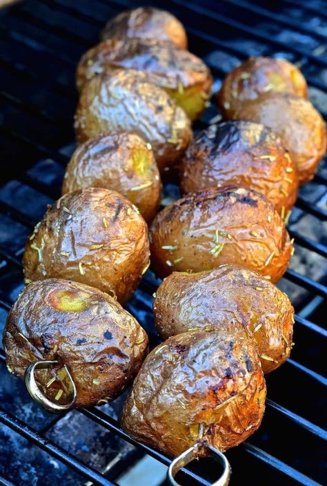 Vegan Grilling, Grilled Baby Potatoes, Vegan Grilling Recipes, Vegetarian Bbq, Bbq Recipes Grill, Grilling Recipes Sides, Grilled Desserts, Grilling Sides, New Potatoes