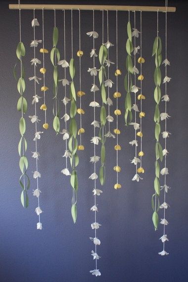 Paper flower garland Hanging Paper Leaves Diy, Photo Decorating Ideas Wall, Diy Room Hanging Decor, Diy Room Decor Using Paper, Paper Flowers Wedding Decor, Simple Flower Garland, Hanging Flower Diy, Diy Paper Decorations For Wall, Paper Flower Room Decor