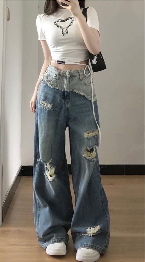 Y2k Korean Aesthetic, Tomboy Y2k Aesthetic, Kpop Fashion Aesthetic, Korean Swag Outfits, Korean Jean Skirt Outfit, Kpop Clothes Aesthetic, Y2k Outfit Inspo Street Styles, Girly Tomboy Outfits Aesthetic, Female Y2k Outfits