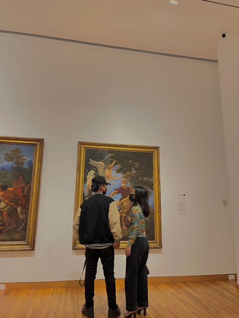 Couples At Museum, Date In Museum Aesthetic, Dating Pics Aesthetic, Dating Vibes Aesthetic, Date Ideas 2023, Museum With Boyfriend, Vision Board Date Ideas, Couple In A Museum Aesthetic, Vintage Date Ideas