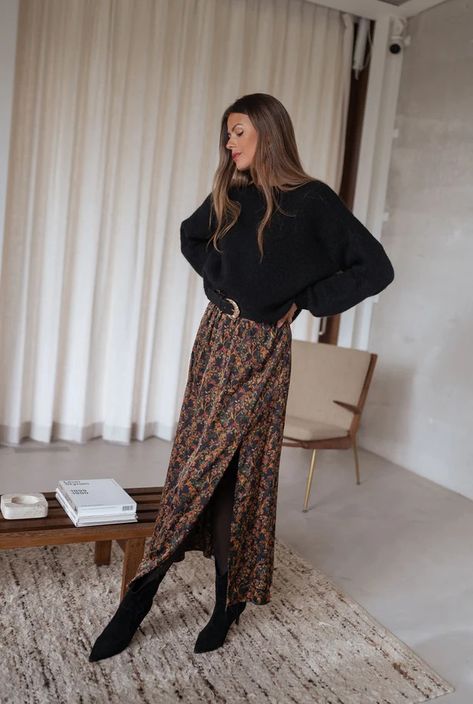 Black Bridget Floral Skirt – Easy Clothes North America Professional Outfits, Business Casual Outfits, Black Floral Maxi Skirt, Dress Styling, Long Skirt Outfits, Look Boho, Floral Maxi Skirt, Sweatshirt Outfit, Elegantes Outfit