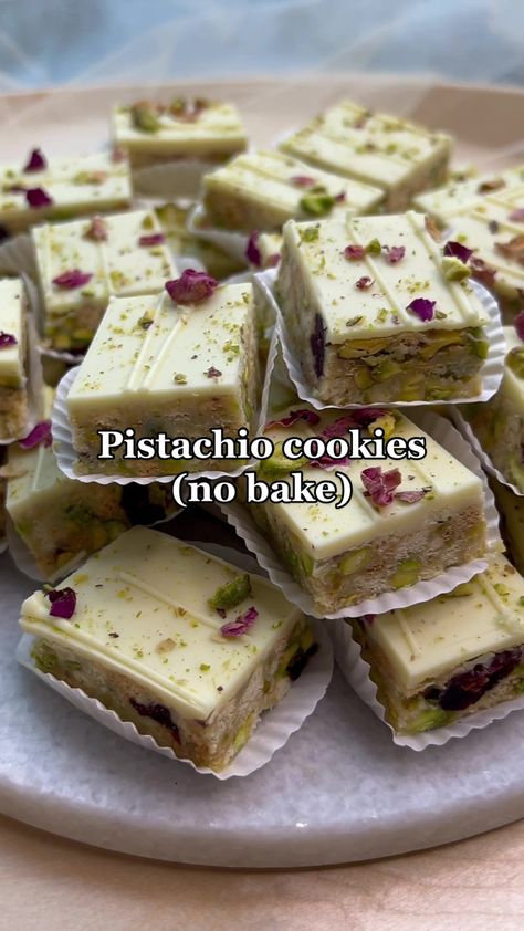 Pistachio Bars, Cookies Pistachio, Ramadan Cookies, Cookies No Bake, Chocolate Garnish, Edible Rose Petals, Melted White Chocolate, Ramadan Desserts, Pistachio Cookies