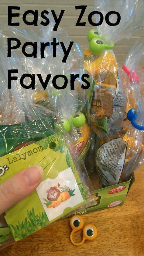 If you're hosting a zoo-themed birthday party, you have to check out these inexpensive and easy zoo-themed birthday favor bags from LalyMom. These animal party favors are so cute! Great for toddler parties or even VBS or classroom celebrations, these zoo party favor bags are easy to put together and best of all: cheap! Make these favor bags up on a dime! Zoo Birthday Party Food, Zoo Party Favors, Zoo Themed Birthday Party, Zoo Birthday Cake, Zoo Theme Birthday Party, Zoo Animal Cupcakes, Zoo Theme Birthday, Animal Party Favors, Zoo Birthday Party