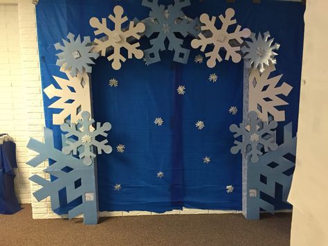 Diy Winter Backdrop, Winter Wonderland Holiday Decor, Winter Booth Ideas, Snow Theme Decorations, Winter Formal Decorations Diy, Winter Assembly Ideas, Winter School Decorations Ideas, Winter Backdrop Diy, Winter Concert Decorations