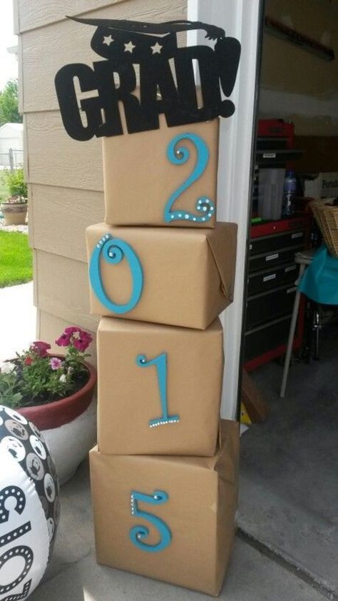 Pallet Graduation Ideas, Graduation Picture Boards, Farewell Party Decorations, Grad Party Centerpieces, Unique Graduation Party Ideas, Diy Graduation Decorations Party, Outdoor Graduation Parties, Outdoor Graduation, Graduation Crafts