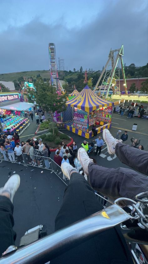 Days Out Aesthetic, Street Fair Aesthetic, Carnival Summer Aesthetic, Uk Friends Aesthetic, Theme Park Aesthetic Friends, Carnival With Friends, Fair Photo Ideas, Fair Date Aesthetic, Fair Aesthetic Friends