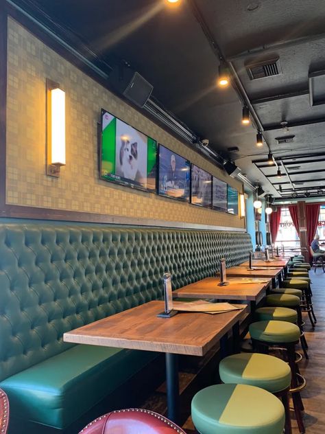 Interior Pub Design, Bar Seats Ideas, Sports Bar Restaurant Design, Sports Pub Interior, Pub Decor Ideas Interior Design, Modern Sports Bar Design, Pub Interior Design Modern, Irish Bar Ideas Pub Design, Modern Pub Interior