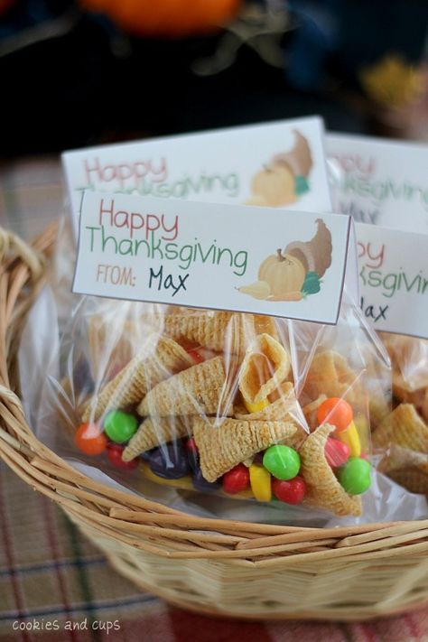 Bugle Cornucopias and a Thanksgiving Printable - Bugles and runts (gonna have to do this for the kids classes at church) Brownie Trifle, Thanksgiving Snacks, Free Thanksgiving Printables, Classroom Treats, Thanksgiving Treats, Snack Board, School Treats, Free Thanksgiving, Thanksgiving Printables