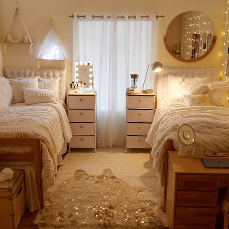 High Dorm Room Bed, Cute Dorm Rooms Ideas, Vanilla Dorm Room Aesthetic, Matching Dorm Room Ideas Roommate, Cottage Dorm Room Ideas, Room Ideas With Plants, Clean Dorm Aesthetic, Pastel Dorm Room Ideas, White Dorm Room Ideas