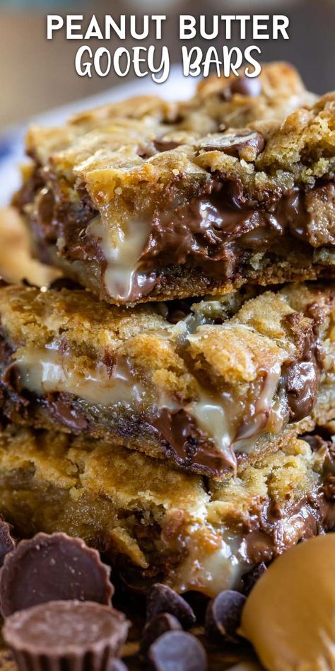 Sweet And Salty Desert, Highly Rated Dessert Recipes, Dessert Peanut Butter Chocolate, Ooey Gooey Chocolate Chip Bars, Cute Dessert Packaging Ideas, Must Try Dessert Recipes, Baking Recipes With Peanut Butter, Easy Dessert With Chocolate Chips, Desserts And Sweets