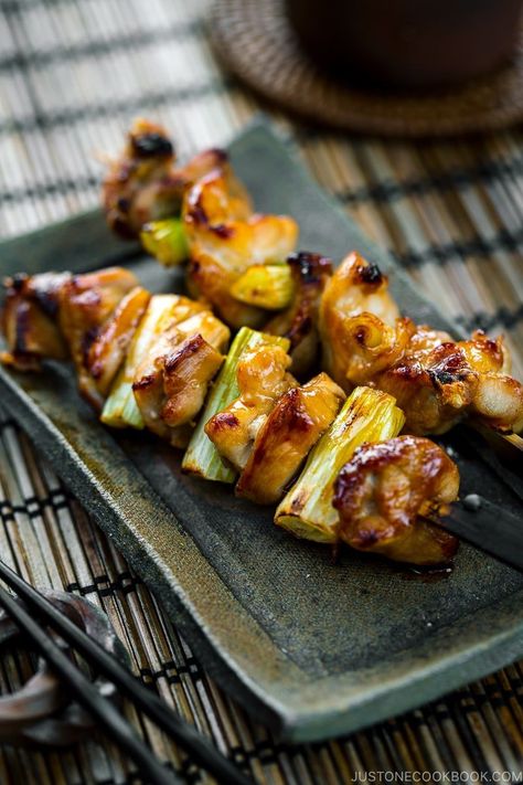 Japanese Recipes, Yakitori Recipe, Japanese Appetizers, Yakitori Chicken, Japanese Chicken, Grilled Chicken Skewers, Easy Japanese Recipes, Pork Cutlets, Potluck Dishes